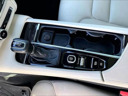 Used 2018 Volvo S90 T6 Momentum w/ Convenience Package image 18