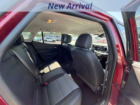 Used 2025 Chevrolet Trax LT FWD image 4