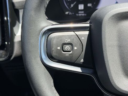 Used 2021 Volvo XC40 T4 Momentum w/ Protection Package Premier FWD image 9