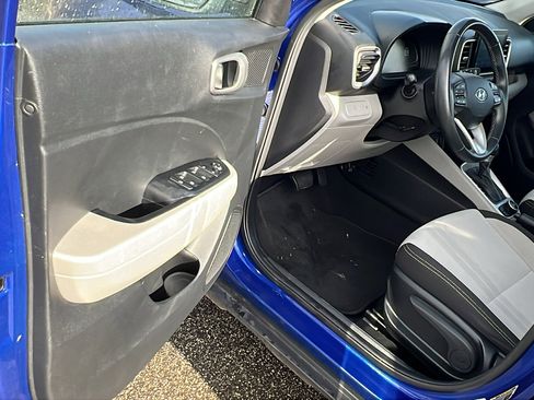 Used 2023 Hyundai Venue SEL image 14