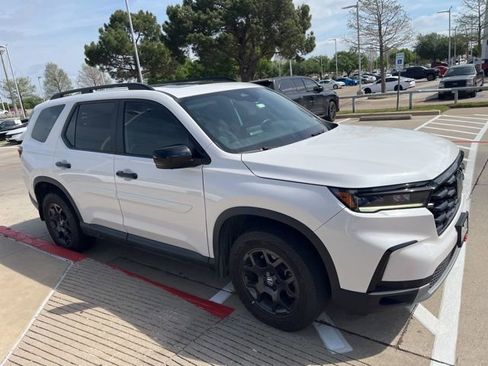 Used 2025 Honda Pilot TrailSport image 3