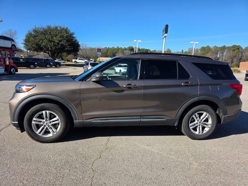 Used 2021 Ford Explorer XLT w/ Equipment Group 202A image 4