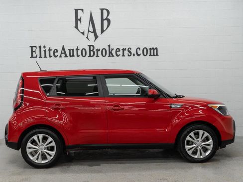 Used 2016 Kia Soul + image 5