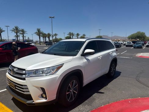 Used 2018 Toyota Highlander XLE w/ Carpet Mat Package (TMS) FWD image 3