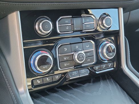 Used 2024 GMC Yukon XL Denali image 29