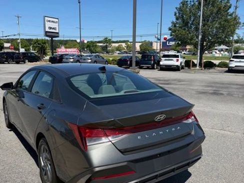 Used 2024 Hyundai Elantra SEL FWD image 12