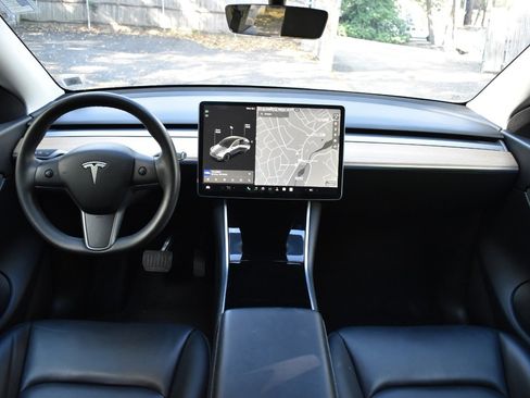 Used 2021 Tesla Model Y Long Range image 18