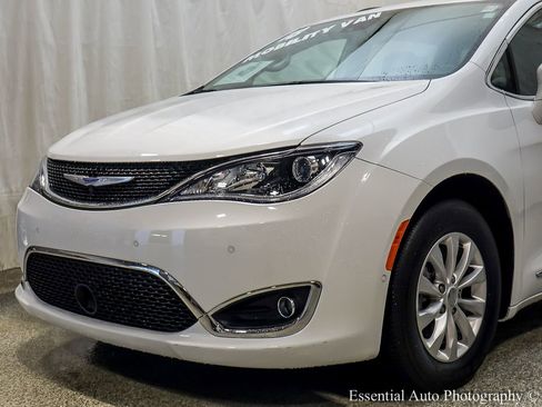 Used 2018 Chrysler Pacifica Touring-L Plus w/ Advanced Safetytec Group image 4