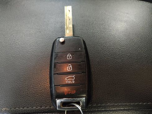 Used 2019 Kia Sorento LX w/ LX Convenience Package image 32