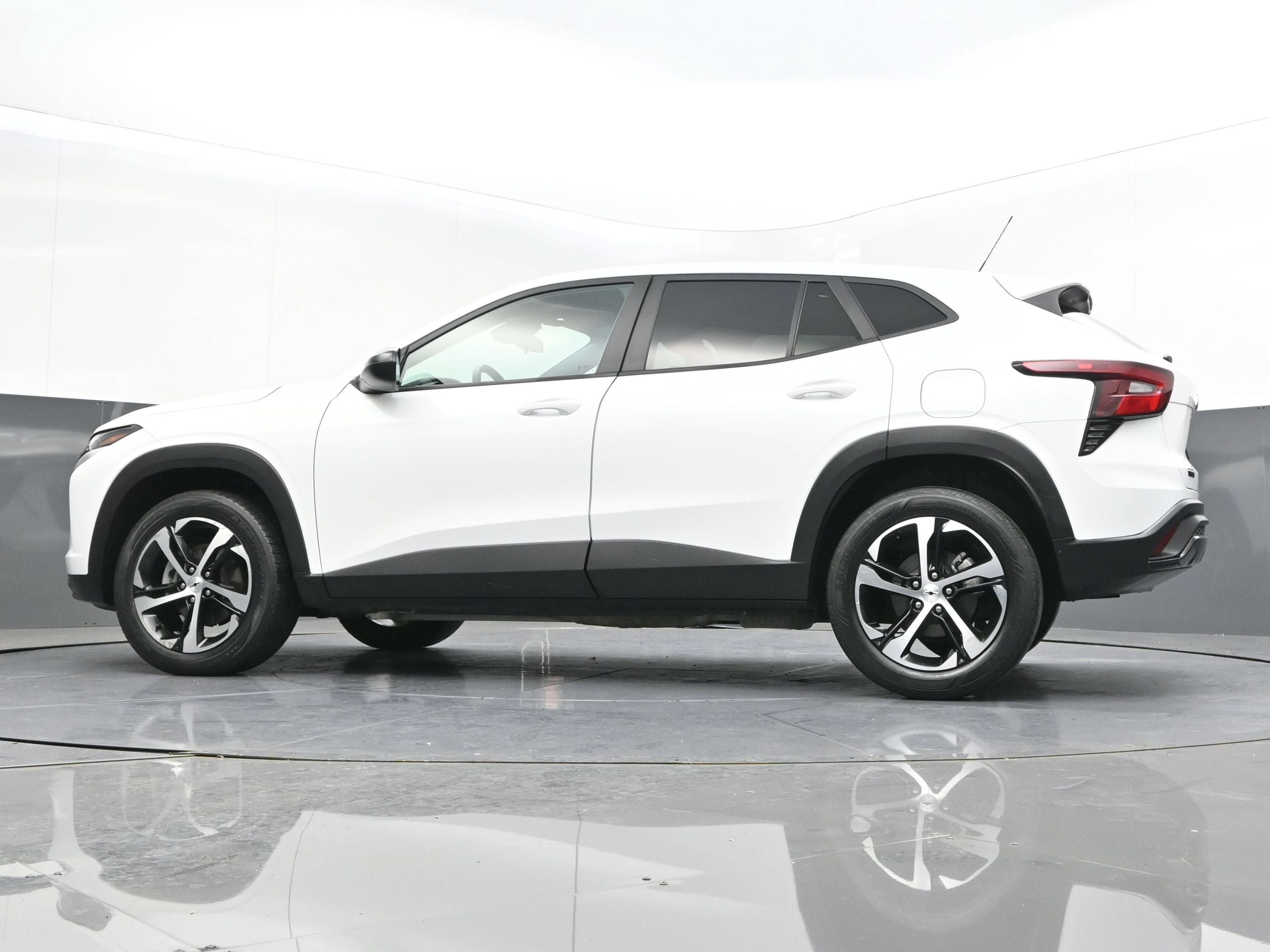 Certified 2024 Chevrolet Trax RS w/ Driver Confidence Package FWD image 36