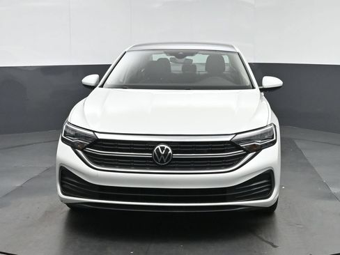 Used 2024 Volkswagen Jetta SE FWD image 2