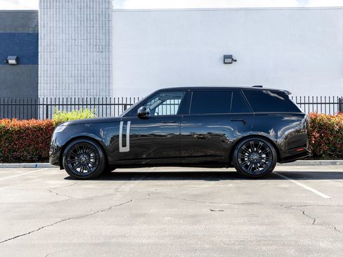 Used 2025 Land Rover Range Rover Long Wheelbase SE image 4