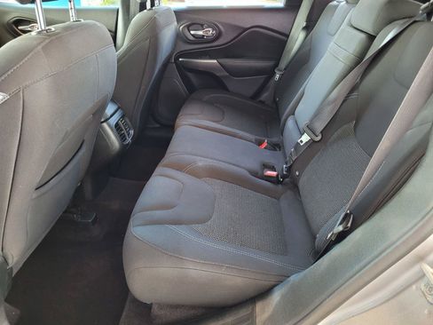 Used 2019 Jeep Cherokee Latitude w/ Popular Appearance Group FWD image 19