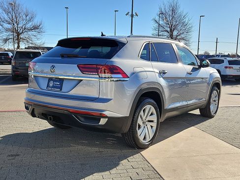 Certified 2022 Volkswagen Atlas Cross Sport SE image 3