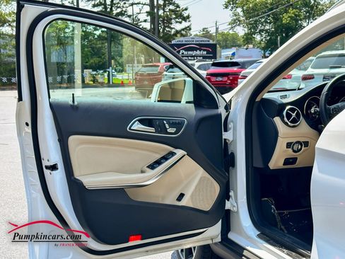 Used 2020 Mercedes-Benz GLA 250 4MATIC w/ Premium Package image 7