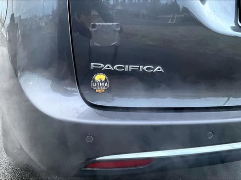 Used 2022 Chrysler Pacifica Touring-L image 7