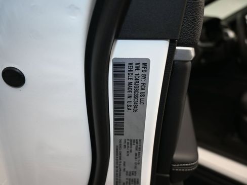 Used 2025 Jeep Grand Cherokee Limited image 18