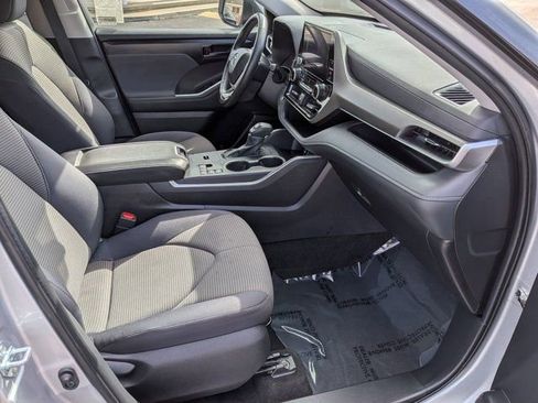Used 2025 Toyota Highlander LE FWD image 5