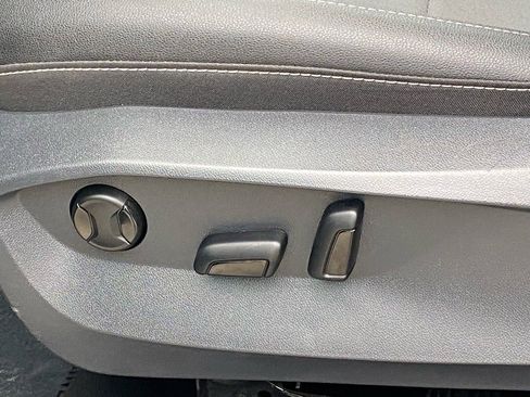 Certified 2024 Volkswagen Taos SE image 15