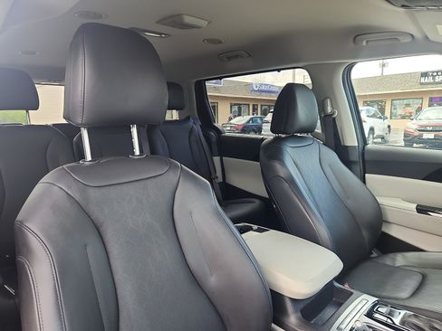 Used 2024 Kia Carnival EX FWD image 34