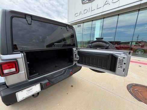 Used 2020 Jeep Wrangler Unlimited Sahara AWD/4WD image 33