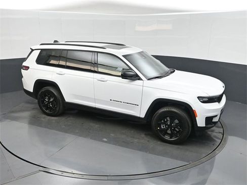 New 2025 Jeep Grand Cherokee L Altitude image 30