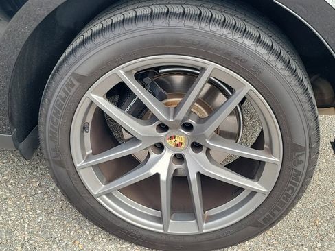 Used 2024 Porsche Macan Turbo image 10