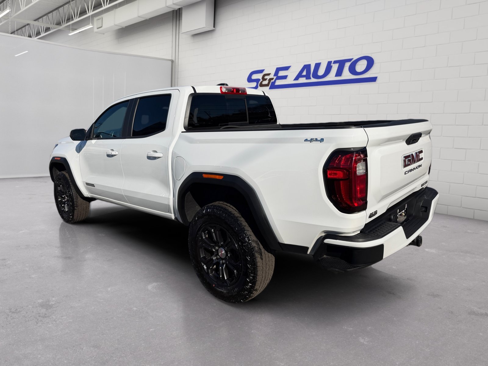 Used 2024 GMC Canyon Elevation w/ Convenience Package AWD/4WD image 3