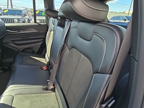 Certified 2025 Jeep Grand Cherokee Altitude AWD/4WD image 14