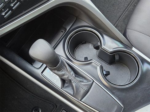 Used 2020 Toyota Camry LE image 18