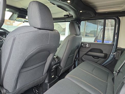 Used 2025 Jeep Wrangler Unlimited Sahara AWD/4WD image 11