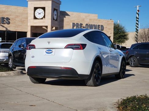 Used 2022 Tesla Model Y Long Range image 8