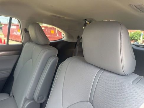 Used 2021 Toyota Highlander Limited FWD image 10