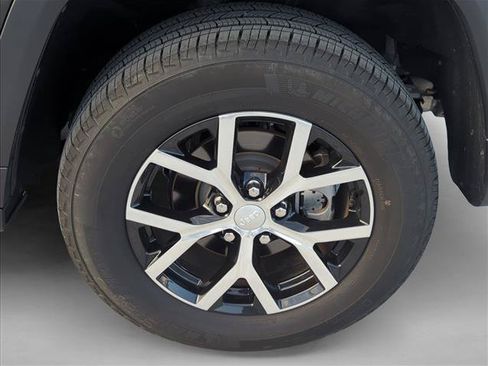 Used 2024 Jeep Grand Cherokee Limited RWD image 7