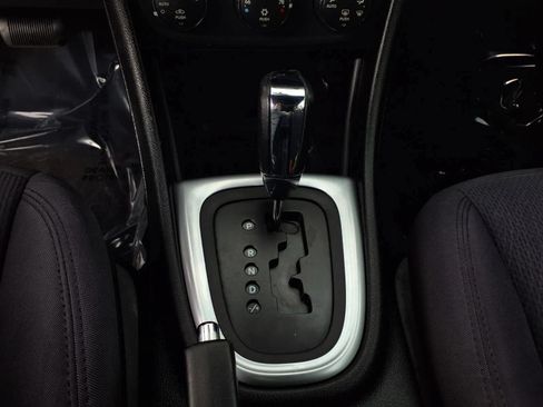 Used 2012 Chrysler 200 Touring FWD image 12