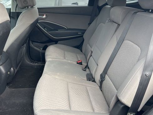 Used 2017 Hyundai Santa Fe SE image 5