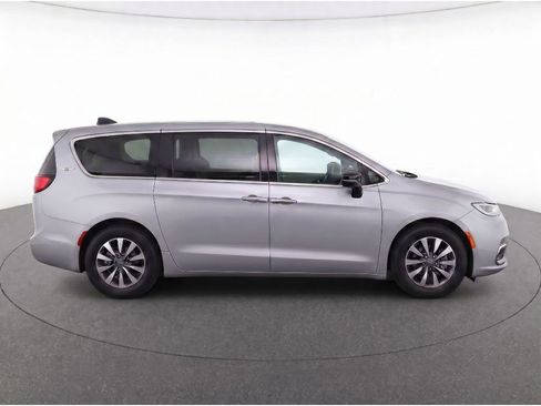 Used 2024 Chrysler Pacifica Limited FWD image 8