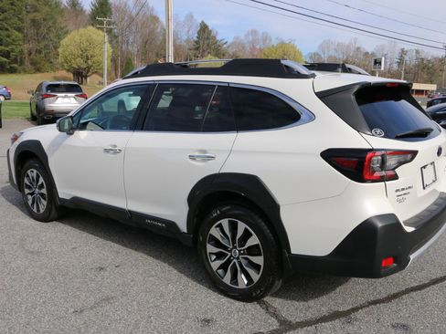 Used 2023 Subaru Outback Premium image 3