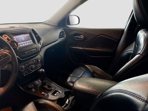 Used 2019 Jeep Cherokee Latitude Plus w/ Comfort/Convenience Group image 24