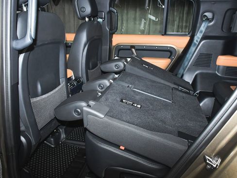 Used 2024 Land Rover Defender 130 X-Dynamic SE image 57