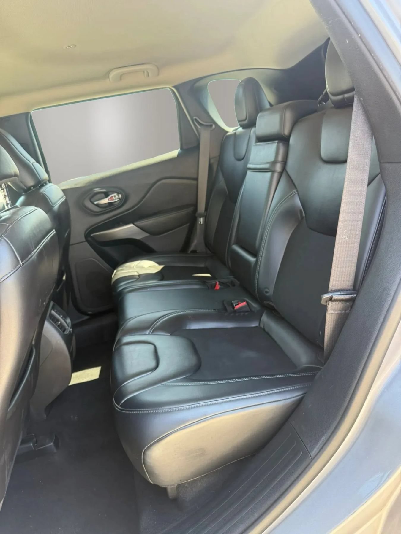 Used 2019 Jeep Cherokee Latitude Plus w/ Cold Weather Group AWD/4WD image 12