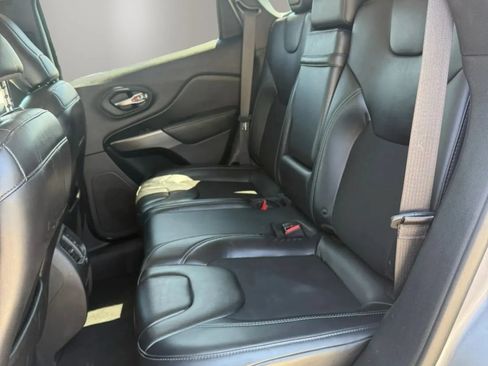Used 2019 Jeep Cherokee Latitude Plus w/ Cold Weather Group AWD/4WD image 12