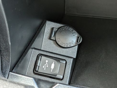 Used 2016 Toyota Camry SE FWD image 19