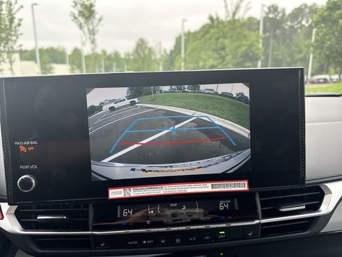 Used 2025 Toyota Sienna XLE w/ XLE Plus Package FWD image 25