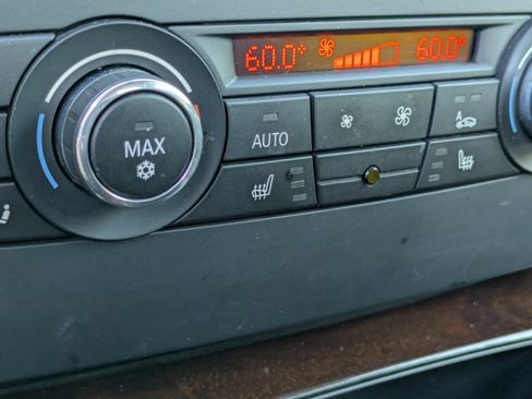 Used 2011 BMW 335i Convertible image 27