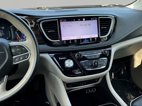 Used 2021 Chrysler Pacifica Limited w/ Uconnect Theater Family Group FWD image 9
