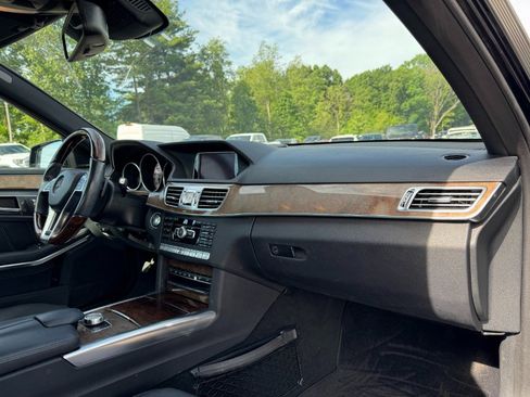 Used 2014 Mercedes-Benz E 550 4MATIC Sedan image 19