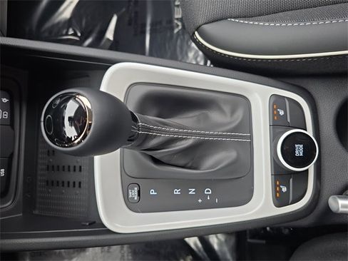 Used 2025 Hyundai Venue Limited image 20