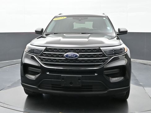 Used 2023 Ford Explorer XLT image 3