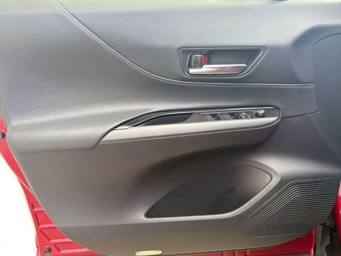 Used 2022 Toyota Venza LE image 12